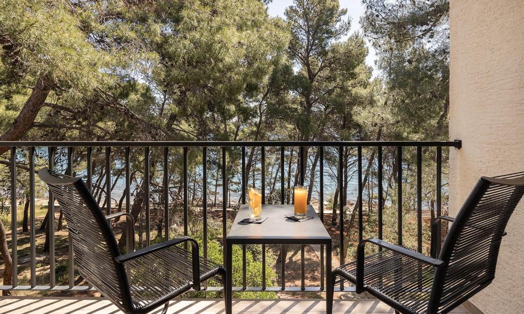 Vaš savršen odmor na Hvaru – uživajte u spoju netaknute prirode, mora i mirisa borove šume u Aminess Younique Senses Resortu 4*, idealnom mjestu za potpuni bijeg i opuštanje!