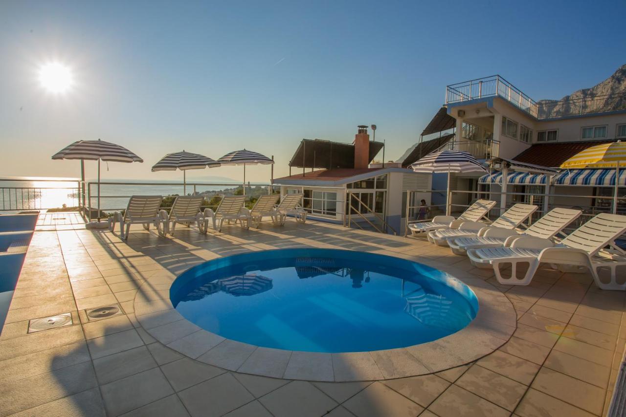 Gradac I Provedite nezaboravne trenutke odmora u romantičnim apartmanima Aparthotela Pecić na obali Jadrana!
