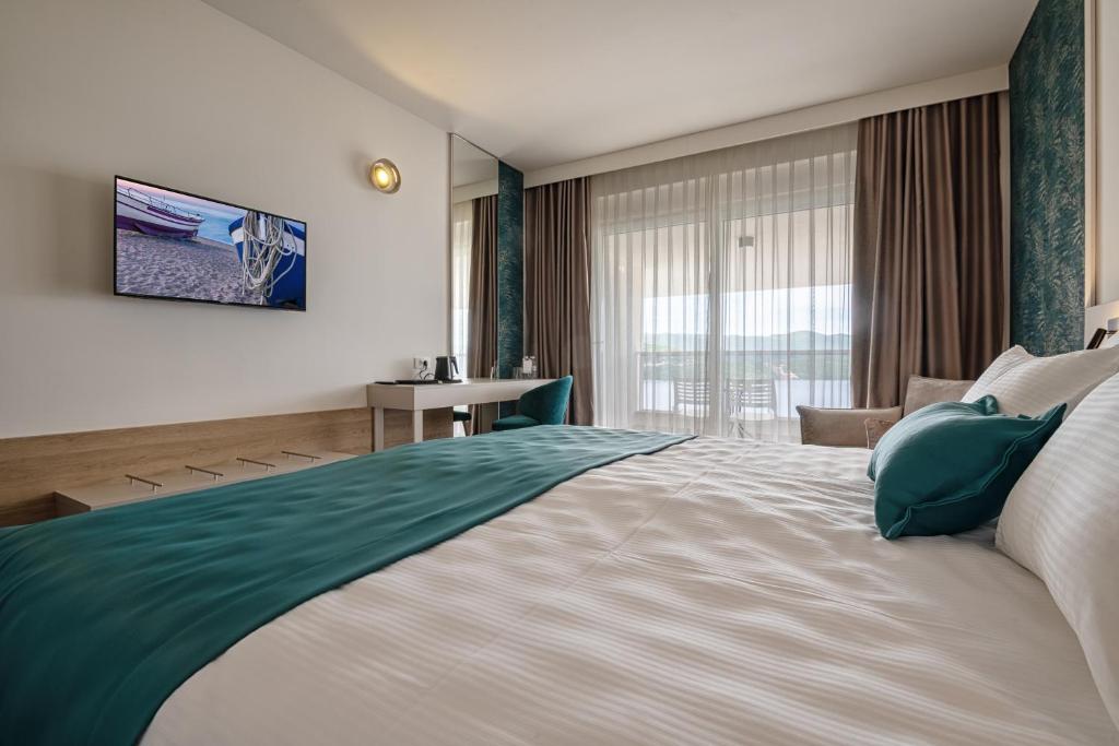 Pronađite savršenu ravnotežu odmora i uživanja u Marea Hotel & Spa 4* – destinaciji gdje vas očekuju udoban smještaj, moderna elegancija i nezaboravna atmosfera uz more!