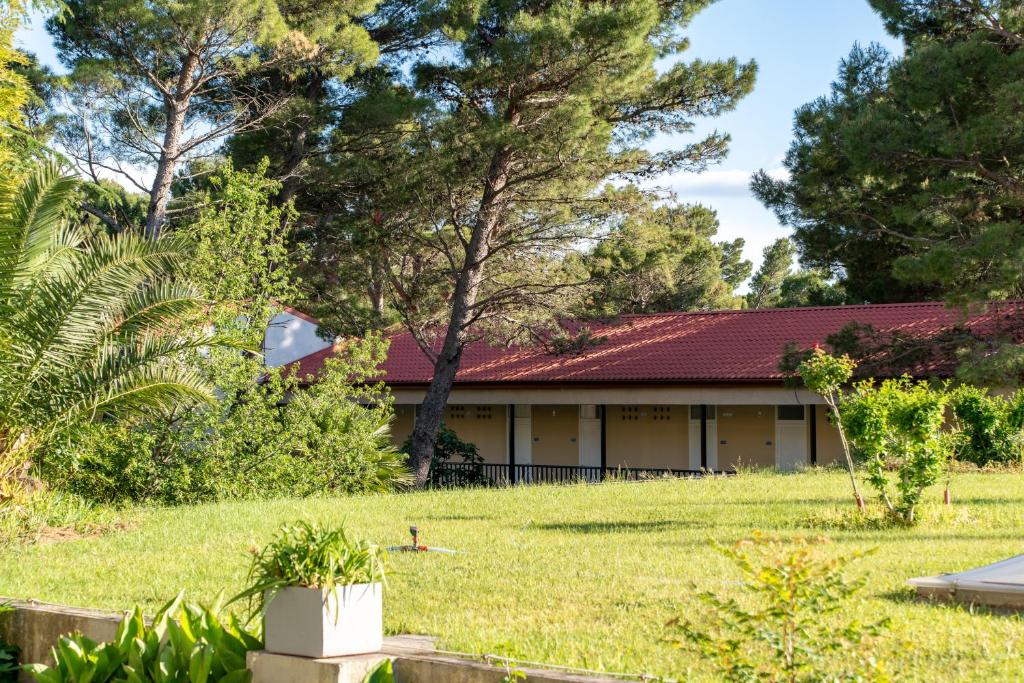Alemaris Resort 3* – zakoračite u mirniju stranu Dalmacije i uživajte u jesenskim danima uz more, borovu šumu i prekrasan ambijent Baškog Polja!