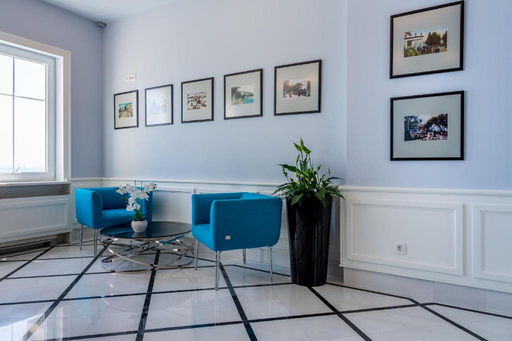 Hotel Domino 4* pruža miran i elegantan ambijent u neposrednoj blizini mora i šetnice Lungomare, savršen za ugodan odmor u Opatiji!