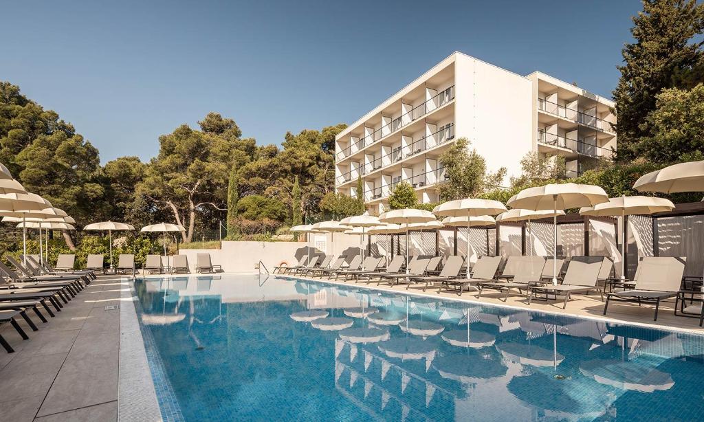 Vaš savršen odmor na Hvaru – uživajte u spoju netaknute prirode, mora i mirisa borove šume u Aminess Younique Senses Resortu 4*, idealnom mjestu za potpuni bijeg i opuštanje!