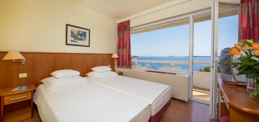 Prvomajski bijeg uz more i sunce – Hotel Zora 3* u Primoštenu nudi nezaboravan boravak, romantičnu atmosferu i potpuni užitak!