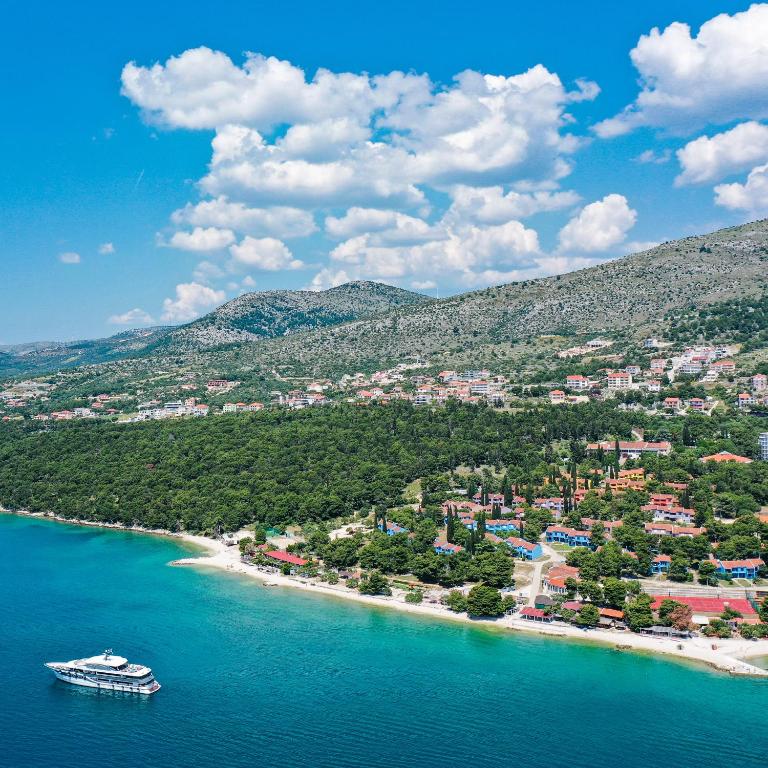 Uživajte u danima ispunjenim suncem, morem i mediteranskim šarmom u Apartmanima Medena 4* – mjestu gdje svaki trenutak postaje posebna uspomena!