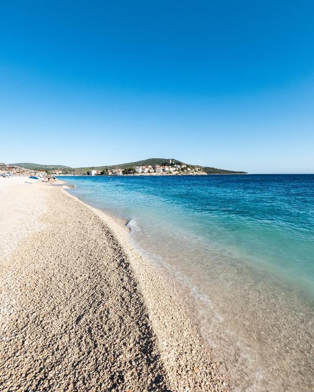 Hotel Zora 3*, Primošten | Uživajte u savršenom spoju romantike i prirodnih ljepota uz šljunčane plaže Jadrana!
