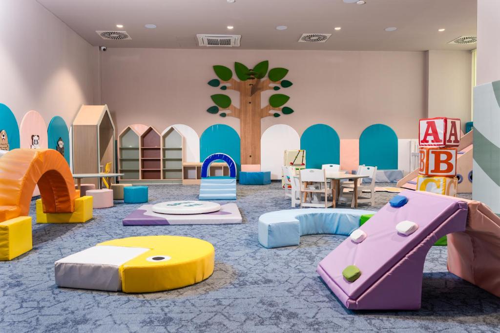 Family Hotel Adria 4* | All inclusive odmor u Biogradu na Moru – uživajte u borovoj šumi, bazenima, bogatoj animaciji i bezbrižnom odmoru za cijelu porodicu!