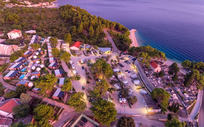 Medora Orbis Camping & Glamping I Otkrijte jedinstvenu kombinaciju luksuza, prirodnih ljepota i mediteranske atmosfere u srcu Podgore!
