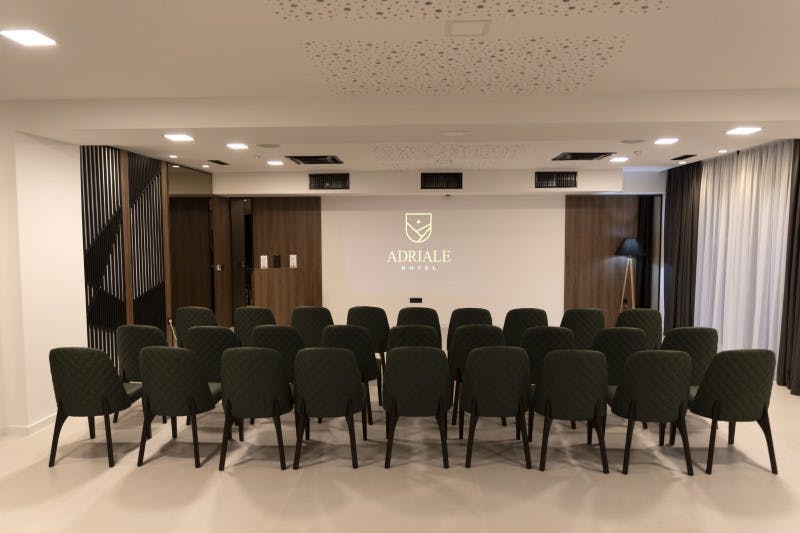 Prepustite se vrhunskom odmoru u srcu Kreševa i uživajte u savršenom spoju modernih sadržaja, udobnosti i tradicionalne atmosfere Hotela Adriale 4*!