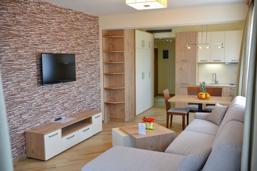 Prepustite se potpunom odmoru u srcu planine uz svježinu zraka i mir koji opušta dušu u relaksirajućim ambijentom Central Inn kompleksa apartmana!
