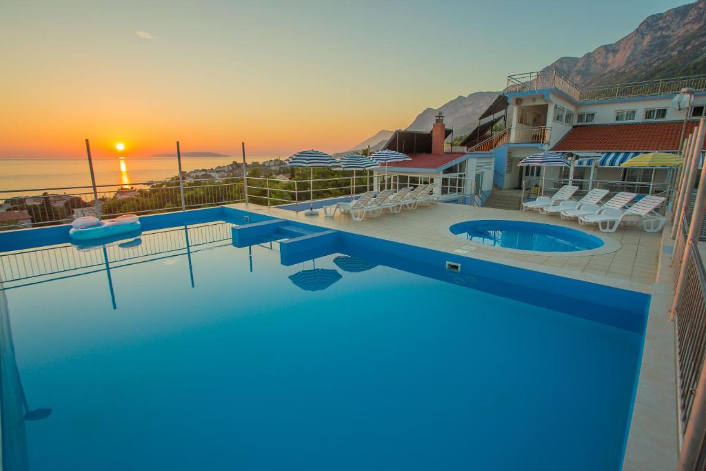 Gradac I Provedite nezaboravne trenutke odmora u romantičnim apartmanima Aparthotela Pecić na obali Jadrana!