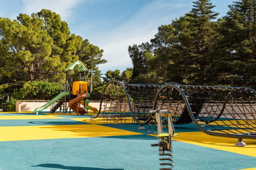 Alemaris Resort 3* – zakoračite u mirniju stranu Dalmacije i uživajte u jesenskim danima uz more, borovu šumu i prekrasan ambijent Baškog Polja!