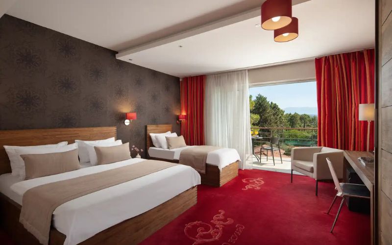 Hotel Grande Casa 4* u Međugorju nudi elegantan odmor uz vrhunsku uslugu, toplu atmosferu, profinjen stil i potpunu udobnost!