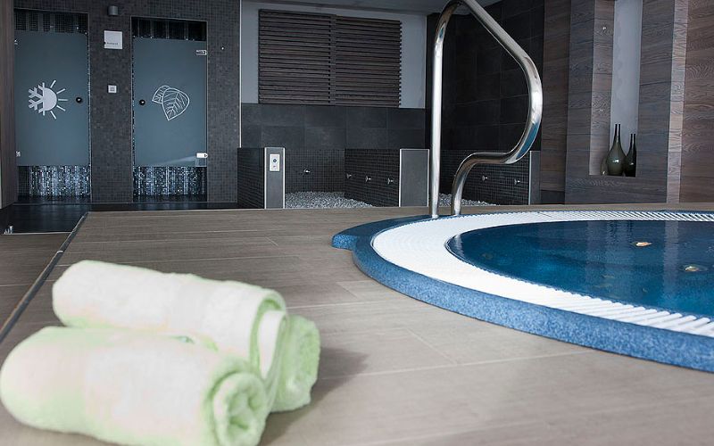 Otkrijte čari ljeta na planini kroz spoj prirodnog mira i vrhunskog Wellness & Spa opuštanja u Aparthotelu Vučko 4*, Jahorina!