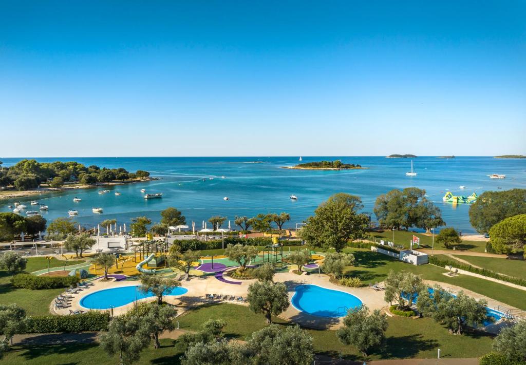 Kamp Polari, Rovinj – savršena destinacija za bijeg od svakodnevice, gdje vas očekuju čisto more, prirodni hlad, mirisne borove šume i opuštajuća atmosfera sunčanog Mediterana!