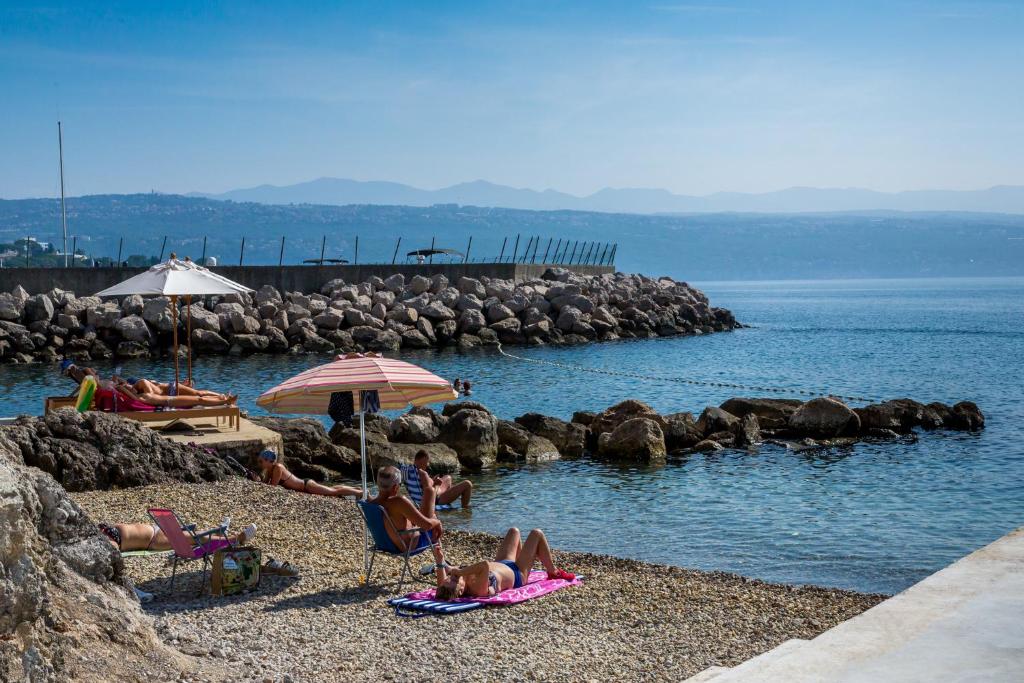 Hotel Domino 4* pruža miran i elegantan ambijent u neposrednoj blizini mora i šetnice Lungomare, savršen za ugodan odmor u Opatiji!