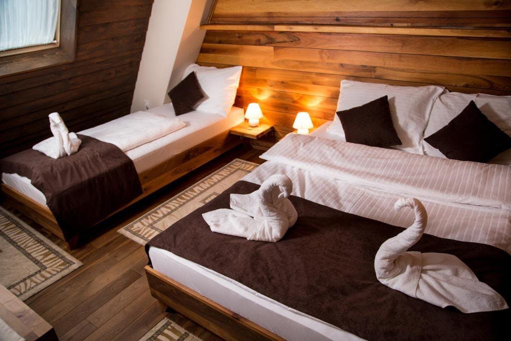 Doživite potpuni odmor u Motelu Babino Brdo 4*, Derventa – uživajte u čistom zraku i predivnom pogledu na grad iz udobnih soba ili bungalova!