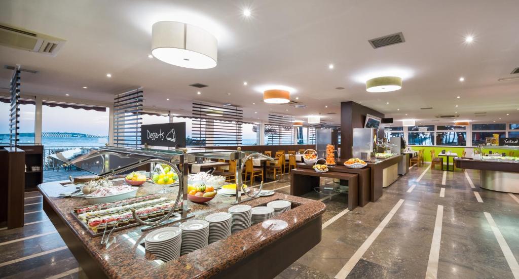 Prepustite se čarima Jadrana i romantičnim trenucima uz more – uživajte u nezaboravnom boravku uz vrhunsku udobnost u Hotelu Zora 3*, Primošten!