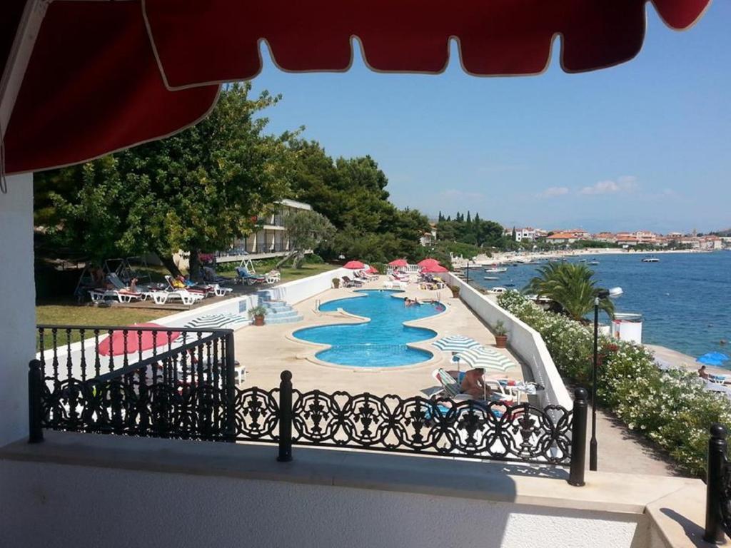 Provedite nezaboravan odmor u Hotelu Val 3* ex Hotel Jadran 3* u Segetu Donjem, gdje vas očekuju udobnost, opuštajuća atmosfera i položaj uz samu obalu!