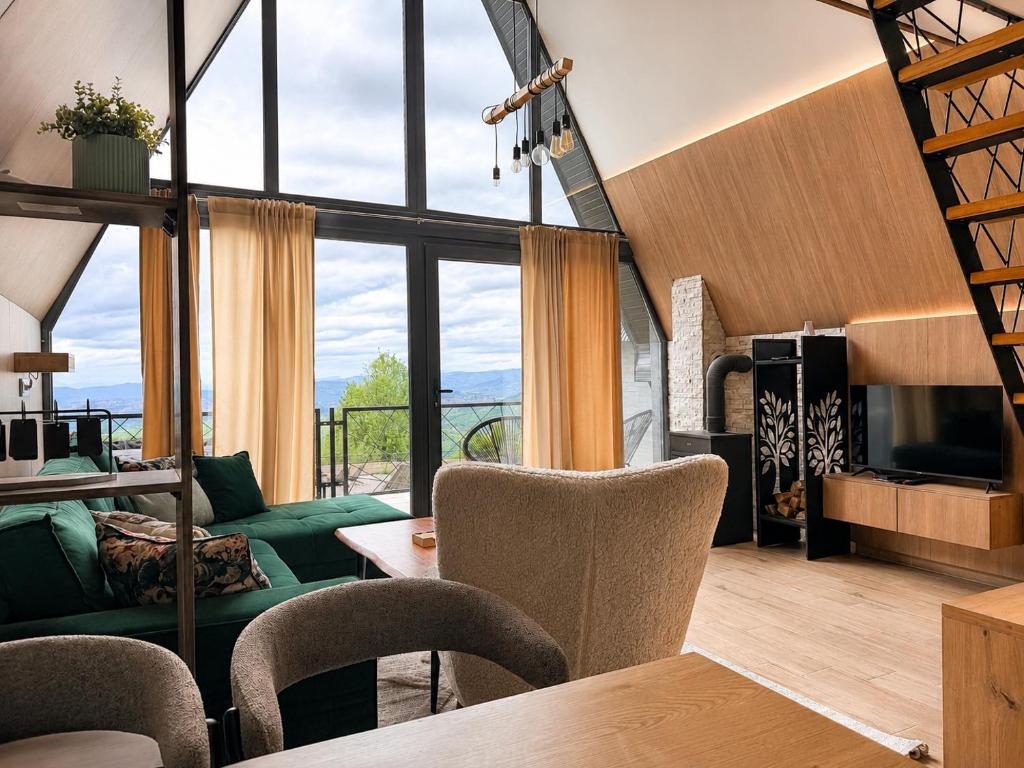 Doživite luksuzni odmor na Jahorini uz privatni jacuzzi, predivan panoramski pogled i potpunu harmoniju s netaknutom planinskom prirodom u Klek 77 Luxury Chalets!