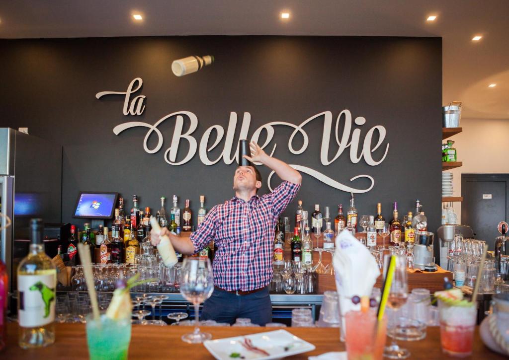 Opustite se tik uz more i uživajte u trodnevnom porodičnom odmoru uz ALL INCLUSIVE LIGHT uslugu u luksuznoj Villa Arausana & Antonina 4* u Vodicama!