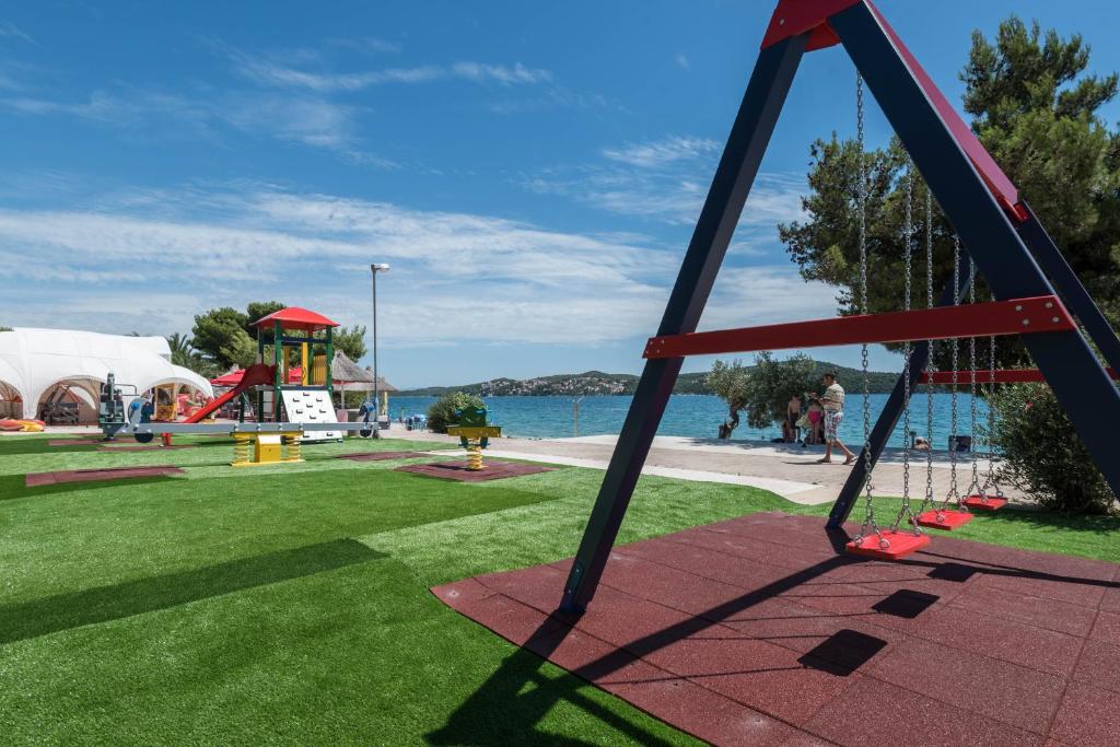 Apartmani Medena 4*, Seget Donji – uživajte u oazi mira gdje more i porodična sreća stvaraju nezaboravne uspomene!