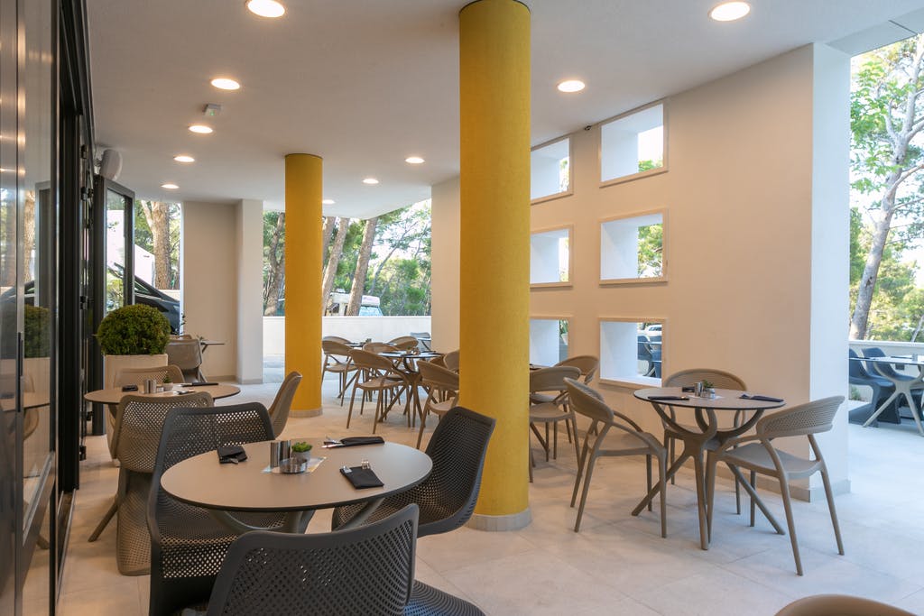 Uživajte u savršenom odmoru uz eleganciju, udobnost i vrhunsku uslugu u Hotelu Antonio 4* u predivnoj Makarskoj – stvoreno za potpuno uživanje!