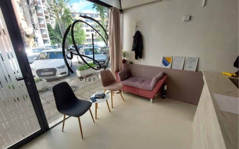 Zasijaj punim sjajem uz StudioDi – prepusti se profesionalnom pilingu tjemena uz feniranje za savršenu njegu kose!