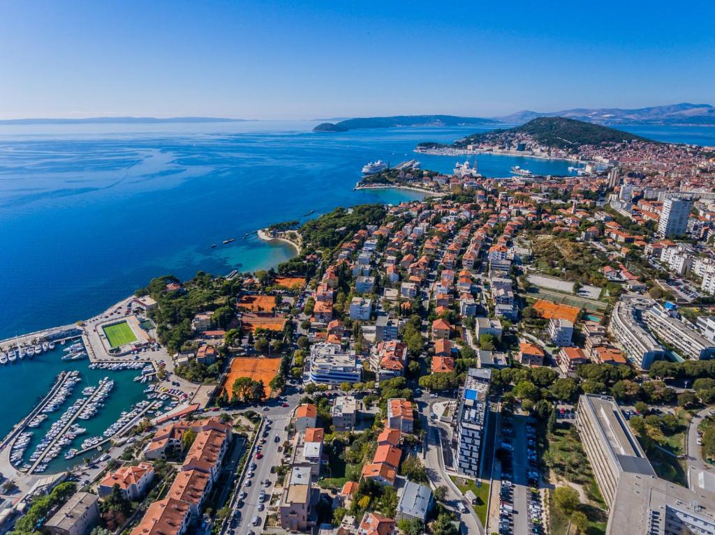 Uživajte u luksuzu i potpunom opuštanju u Marvie Hotel & Health 4* – gdje se mediteranski šarm, elegancija i bogata historija Splita spajaju u savršen odmor!