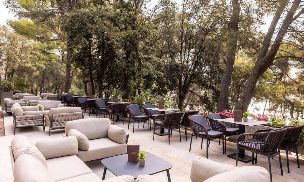 Mir, udobnost i mediteranska čarolija – Vaš odmor na Hvaru u Aminess Younique Senses Resort 4*, okružen prirodom, morem i borovom šumom!