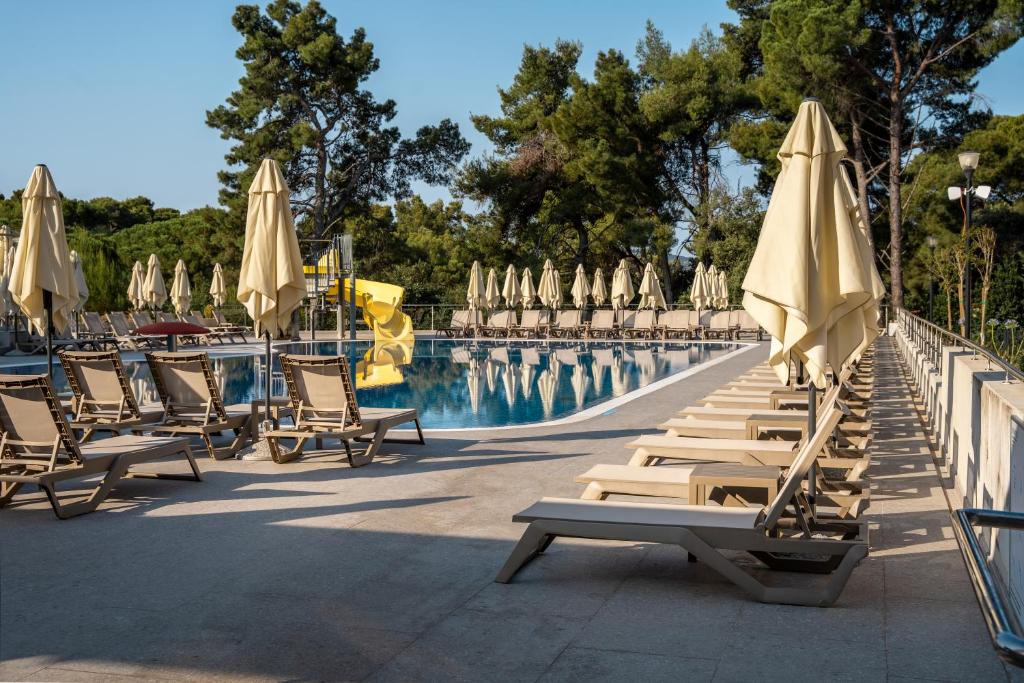 Uživajte u bezbrižnom porodičnom odmoru u Biogradu na Moru uz All inclusive uslugu, miris borove šume i brojne sadržaje za djecu i odrasle – Family Hotel Adria 4!*