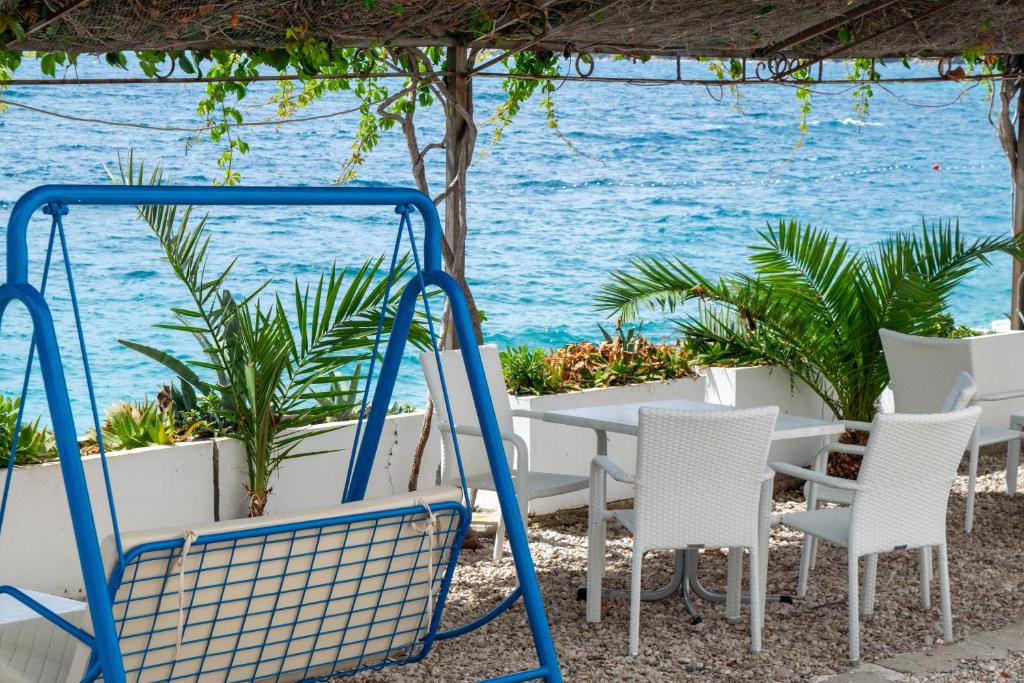 Vaš savršeni bijeg uz more počinje u Beach Hotelu Croatia 3* – uživajte u udobnosti, miru i ljepotama Drašnica na Jadranskoj obali!