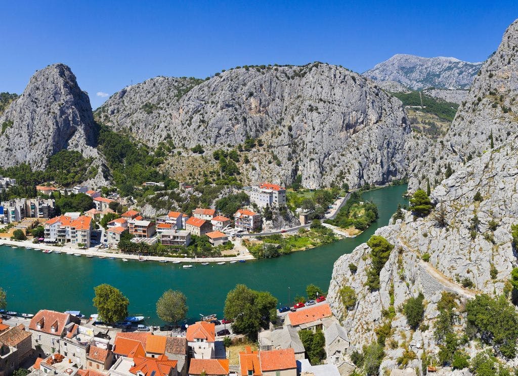Posjetite Kamp Galeb 3*, smješten na ulazu u pitoreksni dalmatinski gradić Omiš pružit će Vam nezaboravno iskustvo porodičnog ili prijateljskog trodnevnog odmora!