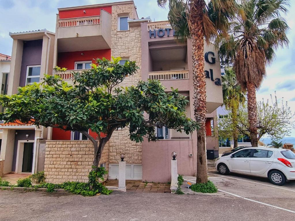 Okružen mediteranskom klimom, netaknutom prirodom, kristalnim morem i suncem, Hotel Gala 4* u Podstrani nudi mir i udobnost!