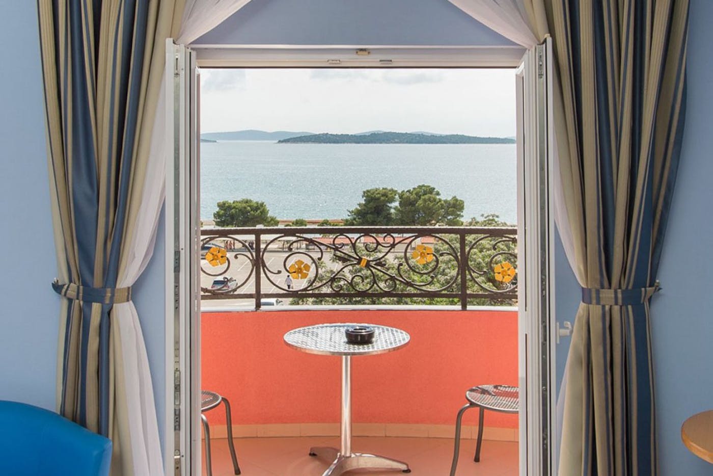 Prepustite se odmoru iz snova u Vodicama i uživajte u spoju mora, sunca i mediteranskog šarma Hotela Miramare 4*!