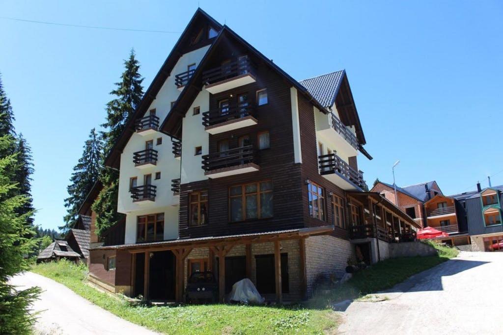 Doživite savršen planinski odmor u Villi Ugar 3* na prelijepom Vlašiću, uz nezaboravan boravak okružen prirodom i planinskim pejzažima!