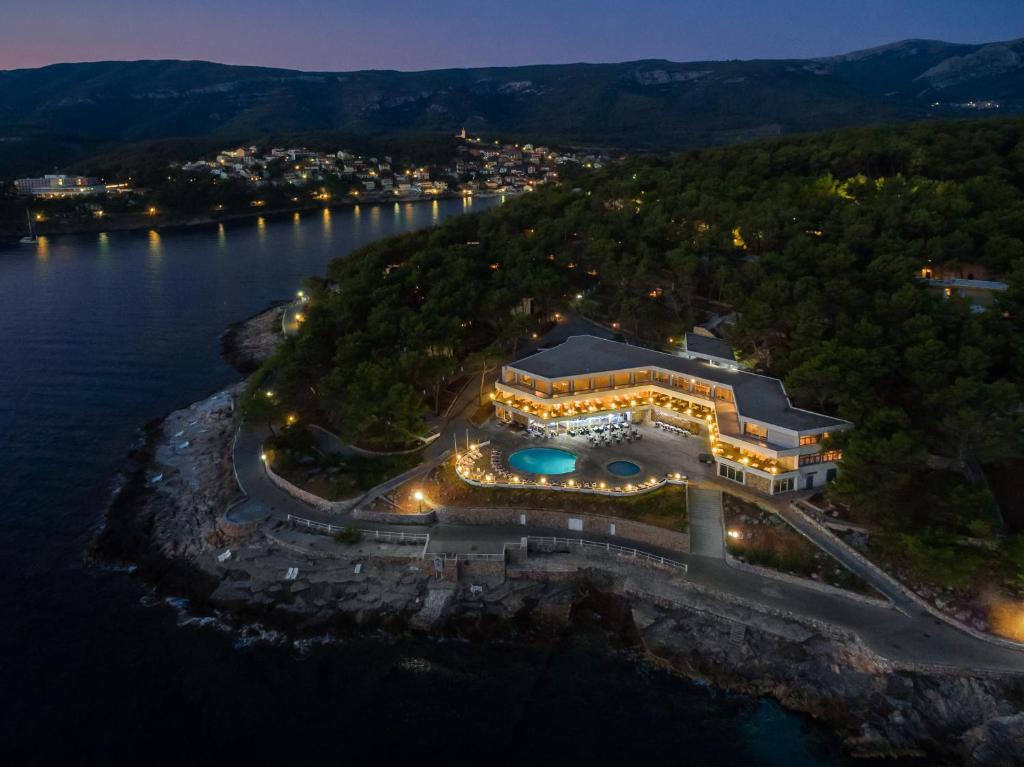 Prepustite se čarima Hvara uz boravak u Fontana Resortu 2*, okruženi mediteranskom prirodom, morskim povjetarcem i potpunim mirom!
