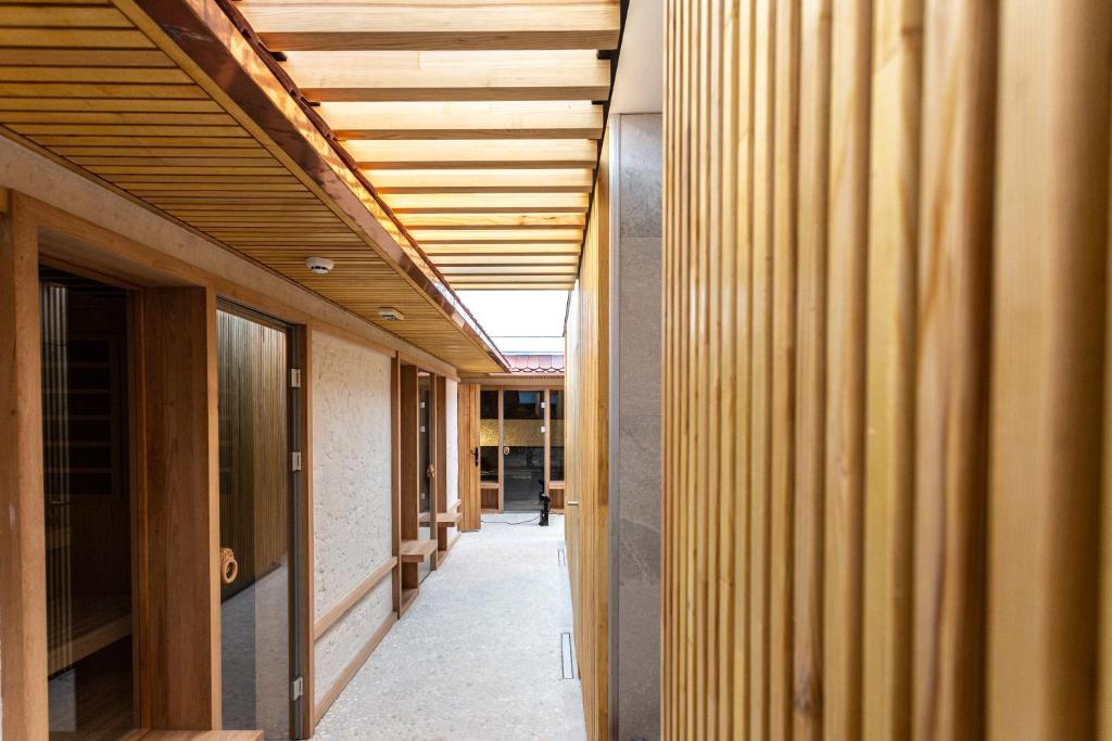 Uživajte u savršenom spoju planinskog mira, vrhunskog komfora i potpunog opuštanja u Hotelu Monti Spa & Wellness 4* na veličanstvenom Igmanu!