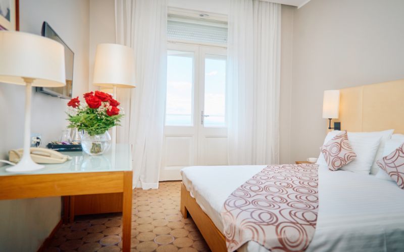 Iskusite spoj elegancije, udobnosti i vrhunske usluge u prelijepom Hotelu Astoria 4*, smještenom u najšarmantnijem dijelu Opatije!