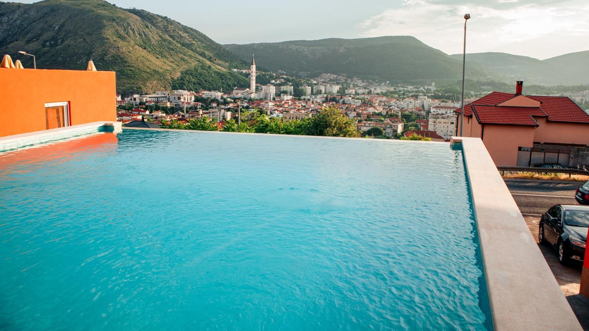 Doživite čari Mostara uz udobnost i gostoprimstvo Hotela Nur – savršeno mjesto za opuštanje, samo nekoliko minuta hoda od Starog mosta!