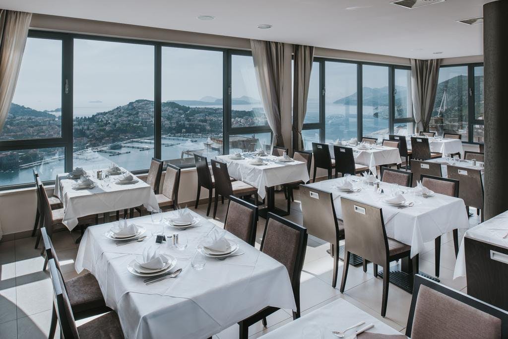 Doživite Dubrovnik na poseban način – upoznajte grad prepoznatljiv po bogatoj historiji i očaravajućoj arhitekturi te uživajte u odmoru u Hotelu Adria 4*!