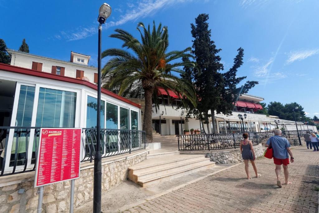 Seget Donji I Otkrijte veličanstveni odmor u Hotelu Val 3* ex Jadran 3* uz more i polupansionsku uslugu!