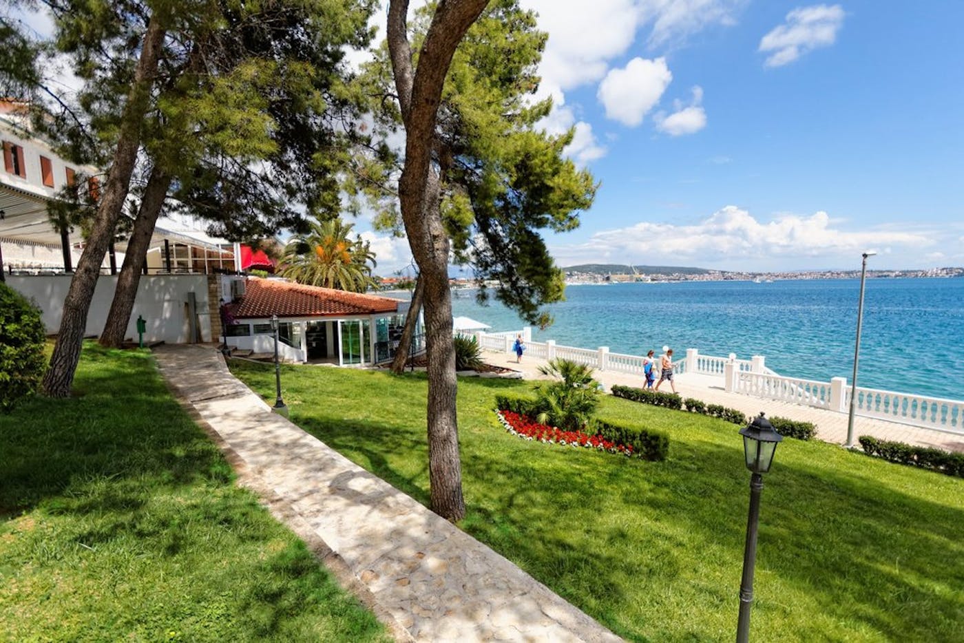 Uživajte u bezbrižnom odmoru u Hotelu Val 3* ex Hotel Jadran 3* u Segetu Donjem, gdje vas očekuju mirno okruženje, ugodna atmosfera i lokacija uz samu obalu!