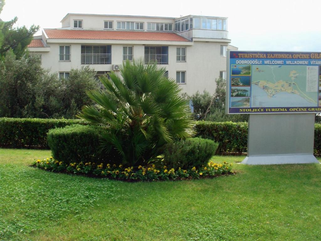 Gradac u najljepšem izdanju – uživajte u kristalno čistom moru, romantičnom ambijentu i udobnosti Aparthotela Pecić!