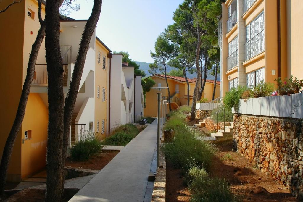 Otkrijte čari Hvara kroz porodični odmor u Fontana Resort – Bayside Park 4*, gdje se smijeh, sunce i opuštanje spajaju u prelijepom ambijentu!