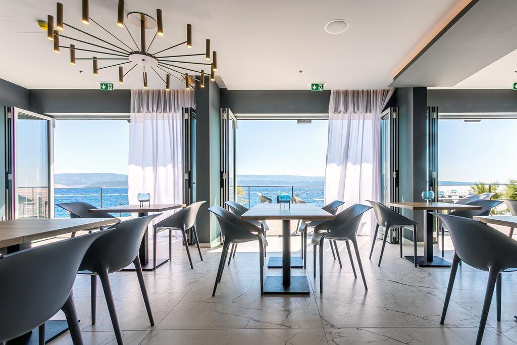 Zakoračite u svijet elegancije i potpunog užitka – priuštite sebi odmor iz snova na Jadranu uz vrhunski luksuz i nezaboravne poglede u Hotelu Saint Hildegard 4* u Omišu!