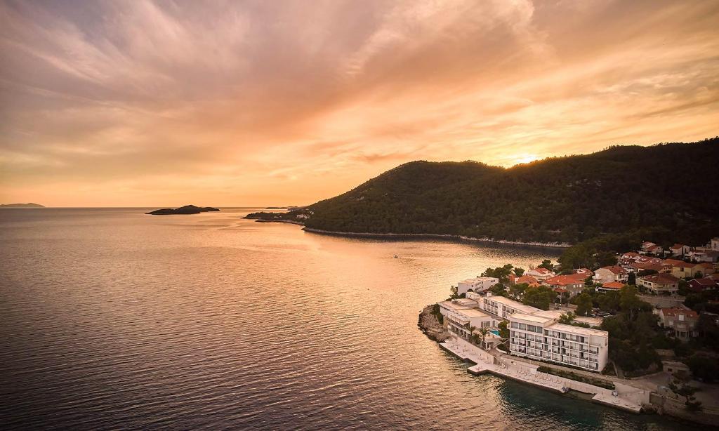 Aminess Lume Hotel 4* – elegantna oaza uz more gdje se spajaju vrhunska udobnost, očaravajući pogledi, čarolija Korčule i nezaboravni trenuci odmora!