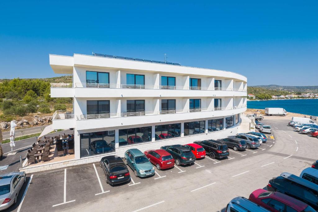 Uživajte u savršenom spoju mora, vrhunske usluge i autentičnog dalmatinskog šarma – Perla Resort 4*, Rogoznica!