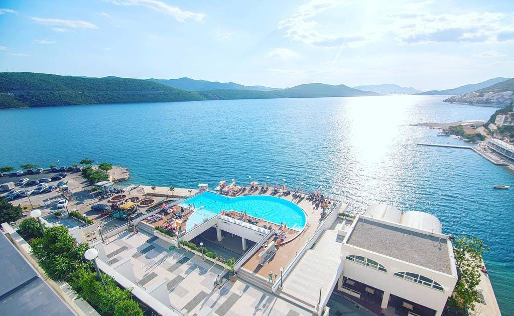 Hotel Sunce 4* u čarobnom Neumu pruža vam savršen spoj morskog ugođaja, vrhunske udobnosti i prekrasnog pogleda na beskrajno plavetnilo!