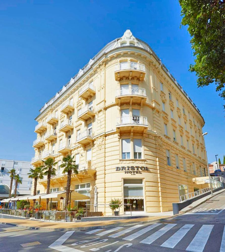 Opustite se u Opatiji, gdje se elegancija i tradicija susreću s mediteranskim mirom u Hotelu Bristol 4*!