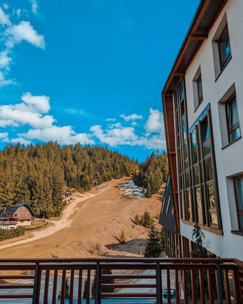 Otkrijte savršen spoj luksuza i planinskog odmora na Vlašiću uz boravak u Hotelu Blanca Resort & Spa 5* – prepustite se udobnosti, prirodi i trenucima potpunog uživanja!